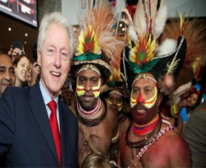 Hela Wigmen with Bill Clinton